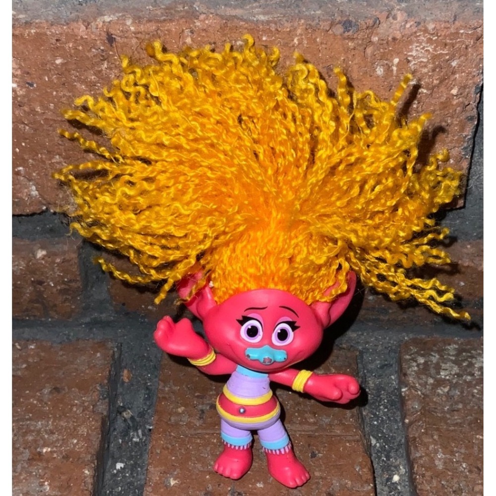DreamWorks Trolls World Tour Tiny DJ Suki Mini Figure Pink Yellow Glitter Hair